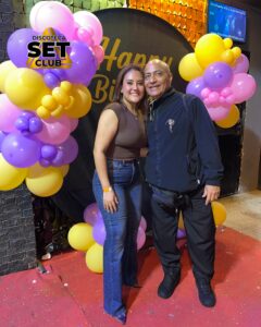 Celebra tu Cumpleaños a lo GRANDE en Set Club tu Discoteca en la Zona Rosa de Guayaquil Porque un año más se festeja con estilo, música, luces y la mejor farra de Guayaquil Descubre Set Club, la mejor Discoteca de Guayaquil. Disfruta de las Mejores Farras y un Ambiente Nocturno Inigualable en la Zona Rosa. ¡No te lo pierdas! Discotecas en Guayaquil Discoteca Set Club Guayaquil. La Mejor Discoteca de Guayaquil, Zona Rosa Turística Vive la experiencia única de Set Club en Guayaquil, Las mejores farras y un ambiente nocturno espectacular te esperan en la Zona Rosa. Únete a la fiesta. Este sábado y todos los viernes y sábados, la rumba sube de nivel en SET CLUB Prepárate para una noche llena de Flow, Reggaeton, Electrónica, Merengue, salsa, sabor y mucha fiesta No te pierdas Set Club en Guayaquil! La mejor discoteca del centro, con farras inolvidables y un ambiente nocturno que te hará bailar toda la noche. Y si estás de cumpleaños... ¡la celebración es toda tuya! Descubre la experiencia nocturna definitiva en tu Discoteca Set Club, en el corazón de la vida nocturna en Guayaquil. Las Mejores Farras