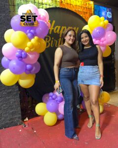 Celebra tu Cumpleaños a lo GRANDE en Set Club tu Discoteca en la Zona Rosa de Guayaquil Porque un año más se festeja con estilo, música, luces y la mejor farra de Guayaquil Descubre Set Club, la mejor Discoteca de Guayaquil. Disfruta de las Mejores Farras y un Ambiente Nocturno Inigualable en la Zona Rosa. ¡No te lo pierdas! Discotecas en Guayaquil Discoteca Set Club Guayaquil. La Mejor Discoteca de Guayaquil, Zona Rosa Turística Vive la experiencia única de Set Club en Guayaquil, Las mejores farras y un ambiente nocturno espectacular te esperan en la Zona Rosa. Únete a la fiesta. Este sábado y todos los viernes y sábados, la rumba sube de nivel en SET CLUB Prepárate para una noche llena de Flow, Reggaeton, Electrónica, Merengue, salsa, sabor y mucha fiesta No te pierdas Set Club en Guayaquil! La mejor discoteca del centro, con farras inolvidables y un ambiente nocturno que te hará bailar toda la noche. Y si estás de cumpleaños... ¡la celebración es toda tuya! Descubre la experiencia nocturna definitiva en tu Discoteca Set Club, en el corazón de la vida nocturna en Guayaquil. Las Mejores Farras