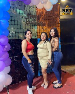 Celebra tu Cumpleaños a lo GRANDE en Set Club tu Discoteca en la Zona Rosa de Guayaquil Porque un año más se festeja con estilo, música, luces y la mejor farra de Guayaquil Descubre Set Club, la mejor Discoteca de Guayaquil. Disfruta de las Mejores Farras y un Ambiente Nocturno Inigualable en la Zona Rosa. ¡No te lo pierdas! Discotecas en Guayaquil Discoteca Set Club Guayaquil. La Mejor Discoteca de Guayaquil, Zona Rosa Turística Vive la experiencia única de Set Club en Guayaquil, Las mejores farras y un ambiente nocturno espectacular te esperan en la Zona Rosa. Únete a la fiesta. Este sábado y todos los viernes y sábados, la rumba sube de nivel en SET CLUB Prepárate para una noche llena de Flow, Reggaeton, Electrónica, Merengue, salsa, sabor y mucha fiesta No te pierdas Set Club en Guayaquil! La mejor discoteca del centro, con farras inolvidables y un ambiente nocturno que te hará bailar toda la noche. Y si estás de cumpleaños... ¡la celebración es toda tuya! Descubre la experiencia nocturna definitiva en tu Discoteca Set Club, en el corazón de la vida nocturna en Guayaquil. Las Mejores Farras