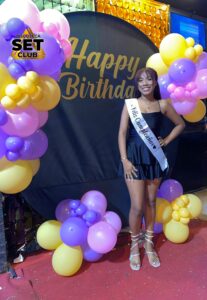 Celebra tu Cumpleaños a lo GRANDE en Set Club tu Discoteca en la Zona Rosa de Guayaquil Porque un año más se festeja con estilo, música, luces y la mejor farra de Guayaquil Descubre Set Club, la mejor Discoteca de Guayaquil. Disfruta de las Mejores Farras y un Ambiente Nocturno Inigualable en la Zona Rosa. ¡No te lo pierdas! Discotecas en Guayaquil Discoteca Set Club Guayaquil. La Mejor Discoteca de Guayaquil, Zona Rosa Turística Vive la experiencia única de Set Club en Guayaquil, Las mejores farras y un ambiente nocturno espectacular te esperan en la Zona Rosa. Únete a la fiesta. Este sábado y todos los viernes y sábados, la rumba sube de nivel en SET CLUB Prepárate para una noche llena de Flow, Reggaeton, Electrónica, Merengue, salsa, sabor y mucha fiesta No te pierdas Set Club en Guayaquil! La mejor discoteca del centro, con farras inolvidables y un ambiente nocturno que te hará bailar toda la noche. Y si estás de cumpleaños... ¡la celebración es toda tuya! Descubre la experiencia nocturna definitiva en tu Discoteca Set Club, en el corazón de la vida nocturna en Guayaquil. Las Mejores Farras