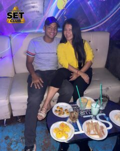 Celebra tu Cumpleaños a lo GRANDE en Set Club tu Discoteca en la Zona Rosa de Guayaquil Porque un año más se festeja con estilo, música, luces y la mejor farra de Guayaquil Descubre Set Club, la mejor Discoteca de Guayaquil. Disfruta de las Mejores Farras y un Ambiente Nocturno Inigualable en la Zona Rosa. ¡No te lo pierdas! Discotecas en Guayaquil Discoteca Set Club Guayaquil. La Mejor Discoteca de Guayaquil, Zona Rosa Turística Vive la experiencia única de Set Club en Guayaquil, Las mejores farras y un ambiente nocturno espectacular te esperan en la Zona Rosa. Únete a la fiesta. Este sábado y todos los viernes y sábados, la rumba sube de nivel en SET CLUB Prepárate para una noche llena de Flow, Reggaeton, Electrónica, Merengue, salsa, sabor y mucha fiesta No te pierdas Set Club en Guayaquil! La mejor discoteca del centro, con farras inolvidables y un ambiente nocturno que te hará bailar toda la noche. Y si estás de cumpleaños... ¡la celebración es toda tuya! Descubre la experiencia nocturna definitiva en tu Discoteca Set Club, en el corazón de la vida nocturna en Guayaquil. Las Mejores Farras
