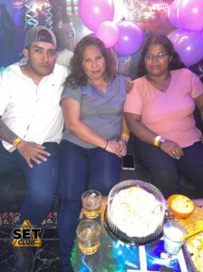 Celebra tu Cumpleaños a lo GRANDE en Set Club tu Discoteca en la Zona Rosa de Guayaquil Porque un año más se festeja con estilo, música, luces y la mejor farra de Guayaquil Descubre Set Club, la mejor Discoteca de Guayaquil. Disfruta de las Mejores Farras y un Ambiente Nocturno Inigualable en la Zona Rosa. ¡No te lo pierdas! Discotecas en Guayaquil Discoteca Set Club Guayaquil. La Mejor Discoteca de Guayaquil, Zona Rosa Turística Vive la experiencia única de Set Club en Guayaquil, Las mejores farras y un ambiente nocturno espectacular te esperan en la Zona Rosa. Únete a la fiesta. Este sábado y todos los viernes y sábados, la rumba sube de nivel en SET CLUB Prepárate para una noche llena de Flow, Reggaeton, Electrónica, Merengue, salsa, sabor y mucha fiesta No te pierdas Set Club en Guayaquil! La mejor discoteca del centro, con farras inolvidables y un ambiente nocturno que te hará bailar toda la noche. Y si estás de cumpleaños... ¡la celebración es toda tuya! Descubre la experiencia nocturna definitiva en tu Discoteca Set Club, en el corazón de la vida nocturna en Guayaquil. Las Mejores Farras