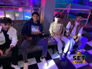 Celebra tu Cumpleaños a lo GRANDE en Set Club tu Discoteca en la Zona Rosa de Guayaquil Porque un año más se festeja con estilo, música, luces y la mejor farra de Guayaquil Descubre Set Club, la mejor Discoteca de Guayaquil. Disfruta de las Mejores Farras y un Ambiente Nocturno Inigualable en la Zona Rosa. ¡No te lo pierdas! Discotecas en Guayaquil Discoteca Set Club Guayaquil. La Mejor Discoteca de Guayaquil, Zona Rosa Turística Vive la experiencia única de Set Club en Guayaquil, Las mejores farras y un ambiente nocturno espectacular te esperan en la Zona Rosa. Únete a la fiesta. Este sábado y todos los viernes y sábados, la rumba sube de nivel en SET CLUB Prepárate para una noche llena de Flow, Reggaeton, Electrónica, Merengue, salsa, sabor y mucha fiesta No te pierdas Set Club en Guayaquil! La mejor discoteca del centro, con farras inolvidables y un ambiente nocturno que te hará bailar toda la noche. Y si estás de cumpleaños... ¡la celebración es toda tuya! Descubre la experiencia nocturna definitiva en tu Discoteca Set Club, en el corazón de la vida nocturna en Guayaquil. Las Mejores Farras