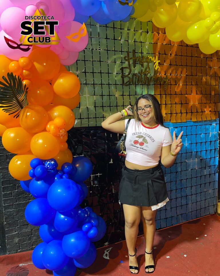 Celebra tu Cumpleaños a lo GRANDE en Set Club tu Discoteca en la Zona Rosa de Guayaquil Porque un año más se festeja con estilo, música, luces y la mejor farra de Guayaquil Descubre Set Club, la mejor Discoteca de Guayaquil. Disfruta de las Mejores Farras y un Ambiente Nocturno Inigualable en la Zona Rosa. ¡No te lo pierdas! Discotecas en Guayaquil Discoteca Set Club Guayaquil. La Mejor Discoteca de Guayaquil, Zona Rosa Turística Vive la experiencia única de Set Club en Guayaquil, Las mejores farras y un ambiente nocturno espectacular te esperan en la Zona Rosa. Únete a la fiesta. Este sábado y todos los viernes y sábados, la rumba sube de nivel en SET CLUB Prepárate para una noche llena de Flow, Reggaeton, Electrónica, Merengue, salsa, sabor y mucha fiesta No te pierdas Set Club en Guayaquil! La mejor discoteca del centro, con farras inolvidables y un ambiente nocturno que te hará bailar toda la noche. Y si estás de cumpleaños... ¡la celebración es toda tuya! Descubre la experiencia nocturna definitiva en tu Discoteca Set Club, en el corazón de la vida nocturna en Guayaquil. Las Mejores Farras