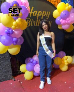 Celebra tu Cumpleaños a lo GRANDE en Set Club tu Discoteca en la Zona Rosa de Guayaquil Porque un año más se festeja con estilo, música, luces y la mejor farra de Guayaquil Descubre Set Club, la mejor Discoteca de Guayaquil. Disfruta de las Mejores Farras y un Ambiente Nocturno Inigualable en la Zona Rosa. ¡No te lo pierdas! Discotecas en Guayaquil Discoteca Set Club Guayaquil. La Mejor Discoteca de Guayaquil, Zona Rosa Turística Vive la experiencia única de Set Club en Guayaquil, Las mejores farras y un ambiente nocturno espectacular te esperan en la Zona Rosa. Únete a la fiesta. Este sábado y todos los viernes y sábados, la rumba sube de nivel en SET CLUB Prepárate para una noche llena de Flow, Reggaeton, Electrónica, Merengue, salsa, sabor y mucha fiesta No te pierdas Set Club en Guayaquil! La mejor discoteca del centro, con farras inolvidables y un ambiente nocturno que te hará bailar toda la noche. Y si estás de cumpleaños... ¡la celebración es toda tuya! Descubre la experiencia nocturna definitiva en tu Discoteca Set Club, en el corazón de la vida nocturna en Guayaquil. Las Mejores Farras