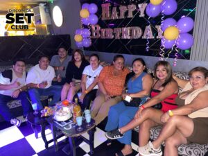Celebra tu Cumpleaños a lo GRANDE en Set Club tu Discoteca en la Zona Rosa de Guayaquil Porque un año más se festeja con estilo, música, luces y la mejor farra de Guayaquil Descubre Set Club, la mejor Discoteca de Guayaquil. Disfruta de las Mejores Farras y un Ambiente Nocturno Inigualable en la Zona Rosa. ¡No te lo pierdas! Discotecas en Guayaquil Discoteca Set Club Guayaquil. La Mejor Discoteca de Guayaquil, Zona Rosa Turística Vive la experiencia única de Set Club en Guayaquil, Las mejores farras y un ambiente nocturno espectacular te esperan en la Zona Rosa. Únete a la fiesta. Este sábado y todos los viernes y sábados, la rumba sube de nivel en SET CLUB Prepárate para una noche llena de Flow, Reggaeton, Electrónica, Merengue, salsa, sabor y mucha fiesta No te pierdas Set Club en Guayaquil! La mejor discoteca del centro, con farras inolvidables y un ambiente nocturno que te hará bailar toda la noche. Y si estás de cumpleaños... ¡la celebración es toda tuya! Descubre la experiencia nocturna definitiva en tu Discoteca Set Club, en el corazón de la vida nocturna en Guayaquil. Las Mejores Farras