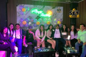 Celebra tu Cumpleaños a lo GRANDE en Set Club tu Discoteca en la Zona Rosa de Guayaquil Porque un año más se festeja con estilo, música, luces y la mejor farra de Guayaquil Descubre Set Club, la mejor Discoteca de Guayaquil. Disfruta de las Mejores Farras y un Ambiente Nocturno Inigualable en la Zona Rosa. ¡No te lo pierdas! Discotecas en Guayaquil Discoteca Set Club Guayaquil. La Mejor Discoteca de Guayaquil, Zona Rosa Turística Vive la experiencia única de Set Club en Guayaquil, Las mejores farras y un ambiente nocturno espectacular te esperan en la Zona Rosa. Únete a la fiesta. Este sábado y todos los viernes y sábados, la rumba sube de nivel en SET CLUB Prepárate para una noche llena de Flow, Reggaeton, Electrónica, Merengue, salsa, sabor y mucha fiesta No te pierdas Set Club en Guayaquil! La mejor discoteca del centro, con farras inolvidables y un ambiente nocturno que te hará bailar toda la noche. Y si estás de cumpleaños... ¡la celebración es toda tuya! Descubre la experiencia nocturna definitiva en tu Discoteca Set Club, en el corazón de la vida nocturna en Guayaquil. Las Mejores Farras