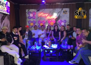 Celebra tu Cumpleaños a lo GRANDE en Set Club tu Discoteca en la Zona Rosa de Guayaquil Porque un año más se festeja con estilo, música, luces y la mejor farra de Guayaquil Descubre Set Club, la mejor Discoteca de Guayaquil. Disfruta de las Mejores Farras y un Ambiente Nocturno Inigualable en la Zona Rosa. ¡No te lo pierdas! Discotecas en Guayaquil Discoteca Set Club Guayaquil. La Mejor Discoteca de Guayaquil, Zona Rosa Turística Vive la experiencia única de Set Club en Guayaquil, Las mejores farras y un ambiente nocturno espectacular te esperan en la Zona Rosa. Únete a la fiesta. Este sábado y todos los viernes y sábados, la rumba sube de nivel en SET CLUB Prepárate para una noche llena de Flow, Reggaeton, Electrónica, Merengue, salsa, sabor y mucha fiesta No te pierdas Set Club en Guayaquil! La mejor discoteca del centro, con farras inolvidables y un ambiente nocturno que te hará bailar toda la noche. Y si estás de cumpleaños... ¡la celebración es toda tuya! Descubre la experiencia nocturna definitiva en tu Discoteca Set Club, en el corazón de la vida nocturna en Guayaquil. Las Mejores Farras