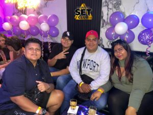 Celebra tu Cumpleaños a lo GRANDE en Set Club tu Discoteca en la Zona Rosa de Guayaquil Porque un año más se festeja con estilo, música, luces y la mejor farra de Guayaquil Descubre Set Club, la mejor Discoteca de Guayaquil. Disfruta de las Mejores Farras y un Ambiente Nocturno Inigualable en la Zona Rosa. ¡No te lo pierdas! Discotecas en Guayaquil Discoteca Set Club Guayaquil. La Mejor Discoteca de Guayaquil, Zona Rosa Turística Vive la experiencia única de Set Club en Guayaquil, Las mejores farras y un ambiente nocturno espectacular te esperan en la Zona Rosa. Únete a la fiesta. Este sábado y todos los viernes y sábados, la rumba sube de nivel en SET CLUB Prepárate para una noche llena de Flow, Reggaeton, Electrónica, Merengue, salsa, sabor y mucha fiesta No te pierdas Set Club en Guayaquil! La mejor discoteca del centro, con farras inolvidables y un ambiente nocturno que te hará bailar toda la noche. Y si estás de cumpleaños... ¡la celebración es toda tuya! Descubre la experiencia nocturna definitiva en tu Discoteca Set Club, en el corazón de la vida nocturna en Guayaquil. Las Mejores Farras