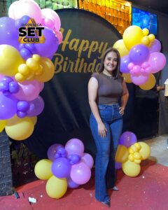 Celebra tu Cumpleaños a lo GRANDE en Set Club tu Discoteca en la Zona Rosa de Guayaquil Porque un año más se festeja con estilo, música, luces y la mejor farra de Guayaquil Descubre Set Club, la mejor Discoteca de Guayaquil. Disfruta de las Mejores Farras y un Ambiente Nocturno Inigualable en la Zona Rosa. ¡No te lo pierdas! Discotecas en Guayaquil Discoteca Set Club Guayaquil. La Mejor Discoteca de Guayaquil, Zona Rosa Turística Vive la experiencia única de Set Club en Guayaquil, Las mejores farras y un ambiente nocturno espectacular te esperan en la Zona Rosa. Únete a la fiesta. Este sábado y todos los viernes y sábados, la rumba sube de nivel en SET CLUB Prepárate para una noche llena de Flow, Reggaeton, Electrónica, Merengue, salsa, sabor y mucha fiesta No te pierdas Set Club en Guayaquil! La mejor discoteca del centro, con farras inolvidables y un ambiente nocturno que te hará bailar toda la noche. Y si estás de cumpleaños... ¡la celebración es toda tuya! Descubre la experiencia nocturna definitiva en tu Discoteca Set Club, en el corazón de la vida nocturna en Guayaquil. Las Mejores Farras