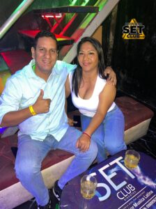 Celebra tu Cumpleaños a lo GRANDE en Set Club tu Discoteca en la Zona Rosa de Guayaquil Porque un año más se festeja con estilo, música, luces y la mejor farra de Guayaquil Descubre Set Club, la mejor Discoteca de Guayaquil. Disfruta de las Mejores Farras y un Ambiente Nocturno Inigualable en la Zona Rosa. ¡No te lo pierdas! Discotecas en Guayaquil Discoteca Set Club Guayaquil. La Mejor Discoteca de Guayaquil, Zona Rosa Turística Vive la experiencia única de Set Club en Guayaquil, Las mejores farras y un ambiente nocturno espectacular te esperan en la Zona Rosa. Únete a la fiesta. Este sábado y todos los viernes y sábados, la rumba sube de nivel en SET CLUB Prepárate para una noche llena de Flow, Reggaeton, Electrónica, Merengue, salsa, sabor y mucha fiesta No te pierdas Set Club en Guayaquil! La mejor discoteca del centro, con farras inolvidables y un ambiente nocturno que te hará bailar toda la noche. Y si estás de cumpleaños... ¡la celebración es toda tuya! Descubre la experiencia nocturna definitiva en tu Discoteca Set Club, en el corazón de la vida nocturna en Guayaquil. Las Mejores Farras
