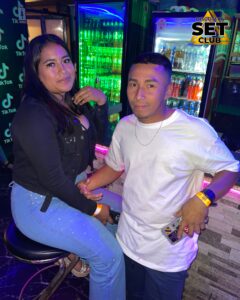 Celebra tu Cumpleaños a lo GRANDE en Set Club tu Discoteca en la Zona Rosa de Guayaquil Porque un año más se festeja con estilo, música, luces y la mejor farra de Guayaquil Descubre Set Club, la mejor Discoteca de Guayaquil. Disfruta de las Mejores Farras y un Ambiente Nocturno Inigualable en la Zona Rosa. ¡No te lo pierdas! Discotecas en Guayaquil Discoteca Set Club Guayaquil. La Mejor Discoteca de Guayaquil, Zona Rosa Turística Vive la experiencia única de Set Club en Guayaquil, Las mejores farras y un ambiente nocturno espectacular te esperan en la Zona Rosa. Únete a la fiesta. Este sábado y todos los viernes y sábados, la rumba sube de nivel en SET CLUB Prepárate para una noche llena de Flow, Reggaeton, Electrónica, Merengue, salsa, sabor y mucha fiesta No te pierdas Set Club en Guayaquil! La mejor discoteca del centro, con farras inolvidables y un ambiente nocturno que te hará bailar toda la noche. Y si estás de cumpleaños... ¡la celebración es toda tuya! Descubre la experiencia nocturna definitiva en tu Discoteca Set Club, en el corazón de la vida nocturna en Guayaquil. Las Mejores Farras