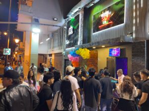 Celebra tu Cumpleaños a lo GRANDE en Set Club tu Discoteca en la Zona Rosa de Guayaquil Porque un año más se festeja con estilo, música, luces y la mejor farra de Guayaquil Descubre Set Club, la mejor Discoteca de Guayaquil. Disfruta de las Mejores Farras y un Ambiente Nocturno Inigualable en la Zona Rosa. ¡No te lo pierdas! Discotecas en Guayaquil Discoteca Set Club Guayaquil. La Mejor Discoteca de Guayaquil, Zona Rosa Turística Vive la experiencia única de Set Club en Guayaquil, Las mejores farras y un ambiente nocturno espectacular te esperan en la Zona Rosa. Únete a la fiesta. Este sábado y todos los viernes y sábados, la rumba sube de nivel en SET CLUB Prepárate para una noche llena de Flow, Reggaeton, Electrónica, Merengue, salsa, sabor y mucha fiesta No te pierdas Set Club en Guayaquil! La mejor discoteca del centro, con farras inolvidables y un ambiente nocturno que te hará bailar toda la noche. Y si estás de cumpleaños... ¡la celebración es toda tuya! Descubre la experiencia nocturna definitiva en tu Discoteca Set Club, en el corazón de la vida nocturna en Guayaquil. Las Mejores Farras