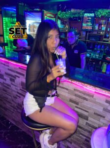 Celebra tu Cumpleaños a lo GRANDE en Set Club tu Discoteca en la Zona Rosa de Guayaquil Porque un año más se festeja con estilo, música, luces y la mejor farra de Guayaquil Descubre Set Club, la mejor Discoteca de Guayaquil. Disfruta de las Mejores Farras y un Ambiente Nocturno Inigualable en la Zona Rosa. ¡No te lo pierdas! Discotecas en Guayaquil Discoteca Set Club Guayaquil. La Mejor Discoteca de Guayaquil, Zona Rosa Turística Vive la experiencia única de Set Club en Guayaquil, Las mejores farras y un ambiente nocturno espectacular te esperan en la Zona Rosa. Únete a la fiesta. Este sábado y todos los viernes y sábados, la rumba sube de nivel en SET CLUB Prepárate para una noche llena de Flow, Reggaeton, Electrónica, Merengue, salsa, sabor y mucha fiesta No te pierdas Set Club en Guayaquil! La mejor discoteca del centro, con farras inolvidables y un ambiente nocturno que te hará bailar toda la noche. Y si estás de cumpleaños... ¡la celebración es toda tuya! Descubre la experiencia nocturna definitiva en tu Discoteca Set Club, en el corazón de la vida nocturna en Guayaquil. Las Mejores Farras