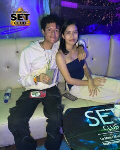 Celebra tu Cumpleaños a lo GRANDE en Set Club tu Discoteca en la Zona Rosa de Guayaquil Porque un año más se festeja con estilo, música, luces y la mejor farra de Guayaquil Descubre Set Club, la mejor Discoteca de Guayaquil. Disfruta de las Mejores Farras y un Ambiente Nocturno Inigualable en la Zona Rosa. ¡No te lo pierdas! Discotecas en Guayaquil Discoteca Set Club Guayaquil. La Mejor Discoteca de Guayaquil, Zona Rosa Turística Vive la experiencia única de Set Club en Guayaquil, Las mejores farras y un ambiente nocturno espectacular te esperan en la Zona Rosa. Únete a la fiesta. Este sábado y todos los viernes y sábados, la rumba sube de nivel en SET CLUB Prepárate para una noche llena de Flow, Reggaeton, Electrónica, Merengue, salsa, sabor y mucha fiesta No te pierdas Set Club en Guayaquil! La mejor discoteca del centro, con farras inolvidables y un ambiente nocturno que te hará bailar toda la noche. Y si estás de cumpleaños... ¡la celebración es toda tuya! Descubre la experiencia nocturna definitiva en tu Discoteca Set Club, en el corazón de la vida nocturna en Guayaquil. Las Mejores Farras