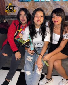 Celebra tu Cumpleaños a lo GRANDE en Set Club tu Discoteca en la Zona Rosa de Guayaquil Porque un año más se festeja con estilo, música, luces y la mejor farra de Guayaquil Descubre Set Club, la mejor Discoteca de Guayaquil. Disfruta de las Mejores Farras y un Ambiente Nocturno Inigualable en la Zona Rosa. ¡No te lo pierdas! Discotecas en Guayaquil Discoteca Set Club Guayaquil. La Mejor Discoteca de Guayaquil, Zona Rosa Turística Vive la experiencia única de Set Club en Guayaquil, Las mejores farras y un ambiente nocturno espectacular te esperan en la Zona Rosa. Únete a la fiesta. Este sábado y todos los viernes y sábados, la rumba sube de nivel en SET CLUB Prepárate para una noche llena de Flow, Reggaeton, Electrónica, Merengue, salsa, sabor y mucha fiesta No te pierdas Set Club en Guayaquil! La mejor discoteca del centro, con farras inolvidables y un ambiente nocturno que te hará bailar toda la noche. Y si estás de cumpleaños... ¡la celebración es toda tuya! Descubre la experiencia nocturna definitiva en tu Discoteca Set Club, en el corazón de la vida nocturna en Guayaquil. Las Mejores Farras