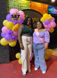 Celebra tu Cumpleaños a lo GRANDE en Set Club tu Discoteca en la Zona Rosa de Guayaquil Porque un año más se festeja con estilo, música, luces y la mejor farra de Guayaquil Descubre Set Club, la mejor Discoteca de Guayaquil. Disfruta de las Mejores Farras y un Ambiente Nocturno Inigualable en la Zona Rosa. ¡No te lo pierdas! Discotecas en Guayaquil Discoteca Set Club Guayaquil. La Mejor Discoteca de Guayaquil, Zona Rosa Turística Vive la experiencia única de Set Club en Guayaquil, Las mejores farras y un ambiente nocturno espectacular te esperan en la Zona Rosa. Únete a la fiesta. Este sábado y todos los viernes y sábados, la rumba sube de nivel en SET CLUB Prepárate para una noche llena de Flow, Reggaeton, Electrónica, Merengue, salsa, sabor y mucha fiesta No te pierdas Set Club en Guayaquil! La mejor discoteca del centro, con farras inolvidables y un ambiente nocturno que te hará bailar toda la noche. Y si estás de cumpleaños... ¡la celebración es toda tuya! Descubre la experiencia nocturna definitiva en tu Discoteca Set Club, en el corazón de la vida nocturna en Guayaquil. Las Mejores Farras