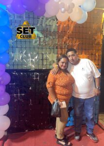 Celebra tu Cumpleaños a lo GRANDE en Set Club tu Discoteca en la Zona Rosa de Guayaquil Porque un año más se festeja con estilo, música, luces y la mejor farra de Guayaquil Descubre Set Club, la mejor Discoteca de Guayaquil. Disfruta de las Mejores Farras y un Ambiente Nocturno Inigualable en la Zona Rosa. ¡No te lo pierdas! Discotecas en Guayaquil Discoteca Set Club Guayaquil. La Mejor Discoteca de Guayaquil, Zona Rosa Turística Vive la experiencia única de Set Club en Guayaquil, Las mejores farras y un ambiente nocturno espectacular te esperan en la Zona Rosa. Únete a la fiesta. Este sábado y todos los viernes y sábados, la rumba sube de nivel en SET CLUB Prepárate para una noche llena de Flow, Reggaeton, Electrónica, Merengue, salsa, sabor y mucha fiesta No te pierdas Set Club en Guayaquil! La mejor discoteca del centro, con farras inolvidables y un ambiente nocturno que te hará bailar toda la noche. Y si estás de cumpleaños... ¡la celebración es toda tuya! Descubre la experiencia nocturna definitiva en tu Discoteca Set Club, en el corazón de la vida nocturna en Guayaquil. Las Mejores Farras