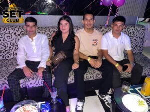 Celebra tu Cumpleaños a lo GRANDE en Set Club tu Discoteca en la Zona Rosa de Guayaquil Porque un año más se festeja con estilo, música, luces y la mejor farra de Guayaquil Descubre Set Club, la mejor Discoteca de Guayaquil. Disfruta de las Mejores Farras y un Ambiente Nocturno Inigualable en la Zona Rosa. ¡No te lo pierdas! Discotecas en Guayaquil Discoteca Set Club Guayaquil. La Mejor Discoteca de Guayaquil, Zona Rosa Turística Vive la experiencia única de Set Club en Guayaquil, Las mejores farras y un ambiente nocturno espectacular te esperan en la Zona Rosa. Únete a la fiesta. Este sábado y todos los viernes y sábados, la rumba sube de nivel en SET CLUB Prepárate para una noche llena de Flow, Reggaeton, Electrónica, Merengue, salsa, sabor y mucha fiesta No te pierdas Set Club en Guayaquil! La mejor discoteca del centro, con farras inolvidables y un ambiente nocturno que te hará bailar toda la noche. Y si estás de cumpleaños... ¡la celebración es toda tuya! Descubre la experiencia nocturna definitiva en tu Discoteca Set Club, en el corazón de la vida nocturna en Guayaquil. Las Mejores Farras