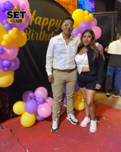 Celebra tu Cumpleaños a lo GRANDE en Set Club tu Discoteca en la Zona Rosa de Guayaquil Porque un año más se festeja con estilo, música, luces y la mejor farra de Guayaquil Descubre Set Club, la mejor Discoteca de Guayaquil. Disfruta de las Mejores Farras y un Ambiente Nocturno Inigualable en la Zona Rosa. ¡No te lo pierdas! Discotecas en Guayaquil Discoteca Set Club Guayaquil. La Mejor Discoteca de Guayaquil, Zona Rosa Turística Vive la experiencia única de Set Club en Guayaquil, Las mejores farras y un ambiente nocturno espectacular te esperan en la Zona Rosa. Únete a la fiesta. Este sábado y todos los viernes y sábados, la rumba sube de nivel en SET CLUB Prepárate para una noche llena de Flow, Reggaeton, Electrónica, Merengue, salsa, sabor y mucha fiesta No te pierdas Set Club en Guayaquil! La mejor discoteca del centro, con farras inolvidables y un ambiente nocturno que te hará bailar toda la noche. Y si estás de cumpleaños... ¡la celebración es toda tuya! Descubre la experiencia nocturna definitiva en tu Discoteca Set Club, en el corazón de la vida nocturna en Guayaquil. Las Mejores Farras