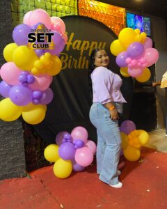 Celebra tu Cumpleaños a lo GRANDE en Set Club tu Discoteca en la Zona Rosa de Guayaquil Porque un año más se festeja con estilo, música, luces y la mejor farra de Guayaquil Descubre Set Club, la mejor Discoteca de Guayaquil. Disfruta de las Mejores Farras y un Ambiente Nocturno Inigualable en la Zona Rosa. ¡No te lo pierdas! Discotecas en Guayaquil Discoteca Set Club Guayaquil. La Mejor Discoteca de Guayaquil, Zona Rosa Turística Vive la experiencia única de Set Club en Guayaquil, Las mejores farras y un ambiente nocturno espectacular te esperan en la Zona Rosa. Únete a la fiesta. Este sábado y todos los viernes y sábados, la rumba sube de nivel en SET CLUB Prepárate para una noche llena de Flow, Reggaeton, Electrónica, Merengue, salsa, sabor y mucha fiesta No te pierdas Set Club en Guayaquil! La mejor discoteca del centro, con farras inolvidables y un ambiente nocturno que te hará bailar toda la noche. Y si estás de cumpleaños... ¡la celebración es toda tuya! Descubre la experiencia nocturna definitiva en tu Discoteca Set Club, en el corazón de la vida nocturna en Guayaquil. Las Mejores Farras