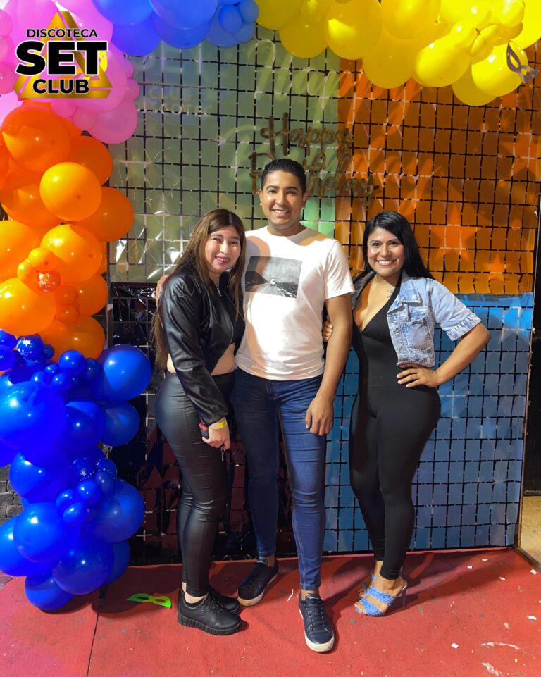 Celebra tu Cumpleaños a lo GRANDE en Set Club tu Discoteca en la Zona Rosa de Guayaquil Porque un año más se festeja con estilo, música, luces y la mejor farra de Guayaquil Descubre Set Club, la mejor Discoteca de Guayaquil. Disfruta de las Mejores Farras y un Ambiente Nocturno Inigualable en la Zona Rosa. ¡No te lo pierdas! Discotecas en Guayaquil Discoteca Set Club Guayaquil. La Mejor Discoteca de Guayaquil, Zona Rosa Turística Vive la experiencia única de Set Club en Guayaquil, Las mejores farras y un ambiente nocturno espectacular te esperan en la Zona Rosa. Únete a la fiesta. Este sábado y todos los viernes y sábados, la rumba sube de nivel en SET CLUB Prepárate para una noche llena de Flow, Reggaeton, Electrónica, Merengue, salsa, sabor y mucha fiesta No te pierdas Set Club en Guayaquil! La mejor discoteca del centro, con farras inolvidables y un ambiente nocturno que te hará bailar toda la noche. Y si estás de cumpleaños... ¡la celebración es toda tuya! Descubre la experiencia nocturna definitiva en tu Discoteca Set Club, en el corazón de la vida nocturna en Guayaquil. Las Mejores Farras