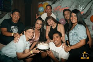 Celebra tu Cumpleaños a lo GRANDE en Set Club tu Discoteca en la Zona Rosa de Guayaquil Porque un año más se festeja con estilo, música, luces y la mejor farra de Guayaquil Descubre Set Club, la mejor Discoteca de Guayaquil. Disfruta de las Mejores Farras y un Ambiente Nocturno Inigualable en la Zona Rosa. ¡No te lo pierdas! Discotecas en Guayaquil Discoteca Set Club Guayaquil. La Mejor Discoteca de Guayaquil, Zona Rosa Turística Vive la experiencia única de Set Club en Guayaquil, Las mejores farras y un ambiente nocturno espectacular te esperan en la Zona Rosa. Únete a la fiesta. Este sábado y todos los viernes y sábados, la rumba sube de nivel en SET CLUB Prepárate para una noche llena de Flow, Reggaeton, Electrónica, Merengue, salsa, sabor y mucha fiesta No te pierdas Set Club en Guayaquil! La mejor discoteca del centro, con farras inolvidables y un ambiente nocturno que te hará bailar toda la noche. Y si estás de cumpleaños... ¡la celebración es toda tuya! Descubre la experiencia nocturna definitiva en tu Discoteca Set Club, en el corazón de la vida nocturna en Guayaquil. Las Mejores Farras