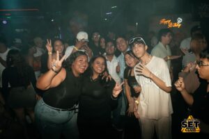 Celebra tu Cumpleaños a lo GRANDE en Set Club tu Discoteca en la Zona Rosa de Guayaquil Porque un año más se festeja con estilo, música, luces y la mejor farra de Guayaquil Descubre Set Club, la mejor Discoteca de Guayaquil. Disfruta de las Mejores Farras y un Ambiente Nocturno Inigualable en la Zona Rosa. ¡No te lo pierdas! Discotecas en Guayaquil Discoteca Set Club Guayaquil. La Mejor Discoteca de Guayaquil, Zona Rosa Turística Vive la experiencia única de Set Club en Guayaquil, Las mejores farras y un ambiente nocturno espectacular te esperan en la Zona Rosa. Únete a la fiesta. Este sábado y todos los viernes y sábados, la rumba sube de nivel en SET CLUB Prepárate para una noche llena de Flow, Reggaeton, Electrónica, Merengue, salsa, sabor y mucha fiesta No te pierdas Set Club en Guayaquil! La mejor discoteca del centro, con farras inolvidables y un ambiente nocturno que te hará bailar toda la noche. Y si estás de cumpleaños... ¡la celebración es toda tuya! Descubre la experiencia nocturna definitiva en tu Discoteca Set Club, en el corazón de la vida nocturna en Guayaquil. Las Mejores Farras