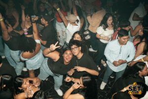 Celebra tu Cumpleaños a lo GRANDE en Set Club tu Discoteca en la Zona Rosa de Guayaquil Porque un año más se festeja con estilo, música, luces y la mejor farra de Guayaquil Descubre Set Club, la mejor Discoteca de Guayaquil. Disfruta de las Mejores Farras y un Ambiente Nocturno Inigualable en la Zona Rosa. ¡No te lo pierdas! Discotecas en Guayaquil Discoteca Set Club Guayaquil. La Mejor Discoteca de Guayaquil, Zona Rosa Turística Vive la experiencia única de Set Club en Guayaquil, Las mejores farras y un ambiente nocturno espectacular te esperan en la Zona Rosa. Únete a la fiesta. Este sábado y todos los viernes y sábados, la rumba sube de nivel en SET CLUB Prepárate para una noche llena de Flow, Reggaeton, Electrónica, Merengue, salsa, sabor y mucha fiesta No te pierdas Set Club en Guayaquil! La mejor discoteca del centro, con farras inolvidables y un ambiente nocturno que te hará bailar toda la noche. Y si estás de cumpleaños... ¡la celebración es toda tuya! Descubre la experiencia nocturna definitiva en tu Discoteca Set Club, en el corazón de la vida nocturna en Guayaquil. Las Mejores Farras