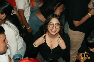 Celebra tu Cumpleaños a lo GRANDE en Set Club tu Discoteca en la Zona Rosa de Guayaquil Porque un año más se festeja con estilo, música, luces y la mejor farra de Guayaquil Descubre Set Club, la mejor Discoteca de Guayaquil. Disfruta de las Mejores Farras y un Ambiente Nocturno Inigualable en la Zona Rosa. ¡No te lo pierdas! Discotecas en Guayaquil Discoteca Set Club Guayaquil. La Mejor Discoteca de Guayaquil, Zona Rosa Turística Vive la experiencia única de Set Club en Guayaquil, Las mejores farras y un ambiente nocturno espectacular te esperan en la Zona Rosa. Únete a la fiesta. Este sábado y todos los viernes y sábados, la rumba sube de nivel en SET CLUB Prepárate para una noche llena de Flow, Reggaeton, Electrónica, Merengue, salsa, sabor y mucha fiesta No te pierdas Set Club en Guayaquil! La mejor discoteca del centro, con farras inolvidables y un ambiente nocturno que te hará bailar toda la noche. Y si estás de cumpleaños... ¡la celebración es toda tuya! Descubre la experiencia nocturna definitiva en tu Discoteca Set Club, en el corazón de la vida nocturna en Guayaquil. Las Mejores Farras