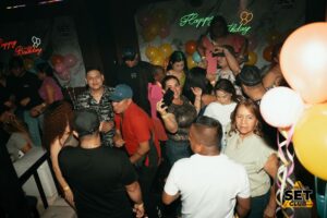 Celebra tu Cumpleaños a lo GRANDE en Set Club tu Discoteca en la Zona Rosa de Guayaquil Porque un año más se festeja con estilo, música, luces y la mejor farra de Guayaquil Descubre Set Club, la mejor Discoteca de Guayaquil. Disfruta de las Mejores Farras y un Ambiente Nocturno Inigualable en la Zona Rosa. ¡No te lo pierdas! Discotecas en Guayaquil Discoteca Set Club Guayaquil. La Mejor Discoteca de Guayaquil, Zona Rosa Turística Vive la experiencia única de Set Club en Guayaquil, Las mejores farras y un ambiente nocturno espectacular te esperan en la Zona Rosa. Únete a la fiesta. Este sábado y todos los viernes y sábados, la rumba sube de nivel en SET CLUB Prepárate para una noche llena de Flow, Reggaeton, Electrónica, Merengue, salsa, sabor y mucha fiesta No te pierdas Set Club en Guayaquil! La mejor discoteca del centro, con farras inolvidables y un ambiente nocturno que te hará bailar toda la noche. Y si estás de cumpleaños... ¡la celebración es toda tuya! Descubre la experiencia nocturna definitiva en tu Discoteca Set Club, en el corazón de la vida nocturna en Guayaquil. Las Mejores Farras