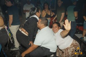 Celebra tu Cumpleaños a lo GRANDE en Set Club tu Discoteca en la Zona Rosa de Guayaquil Porque un año más se festeja con estilo, música, luces y la mejor farra de Guayaquil Descubre Set Club, la mejor Discoteca de Guayaquil. Disfruta de las Mejores Farras y un Ambiente Nocturno Inigualable en la Zona Rosa. ¡No te lo pierdas! Discotecas en Guayaquil Discoteca Set Club Guayaquil. La Mejor Discoteca de Guayaquil, Zona Rosa Turística Vive la experiencia única de Set Club en Guayaquil, Las mejores farras y un ambiente nocturno espectacular te esperan en la Zona Rosa. Únete a la fiesta. Este sábado y todos los viernes y sábados, la rumba sube de nivel en SET CLUB Prepárate para una noche llena de Flow, Reggaeton, Electrónica, Merengue, salsa, sabor y mucha fiesta No te pierdas Set Club en Guayaquil! La mejor discoteca del centro, con farras inolvidables y un ambiente nocturno que te hará bailar toda la noche. Y si estás de cumpleaños... ¡la celebración es toda tuya! Descubre la experiencia nocturna definitiva en tu Discoteca Set Club, en el corazón de la vida nocturna en Guayaquil. Las Mejores Farras