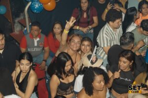 Celebra tu Cumpleaños a lo GRANDE en Set Club tu Discoteca en la Zona Rosa de Guayaquil Porque un año más se festeja con estilo, música, luces y la mejor farra de Guayaquil Descubre Set Club, la mejor Discoteca de Guayaquil. Disfruta de las Mejores Farras y un Ambiente Nocturno Inigualable en la Zona Rosa. ¡No te lo pierdas! Discotecas en Guayaquil Discoteca Set Club Guayaquil. La Mejor Discoteca de Guayaquil, Zona Rosa Turística Vive la experiencia única de Set Club en Guayaquil, Las mejores farras y un ambiente nocturno espectacular te esperan en la Zona Rosa. Únete a la fiesta. Este sábado y todos los viernes y sábados, la rumba sube de nivel en SET CLUB Prepárate para una noche llena de Flow, Reggaeton, Electrónica, Merengue, salsa, sabor y mucha fiesta No te pierdas Set Club en Guayaquil! La mejor discoteca del centro, con farras inolvidables y un ambiente nocturno que te hará bailar toda la noche. Y si estás de cumpleaños... ¡la celebración es toda tuya! Descubre la experiencia nocturna definitiva en tu Discoteca Set Club, en el corazón de la vida nocturna en Guayaquil. Las Mejores Farras