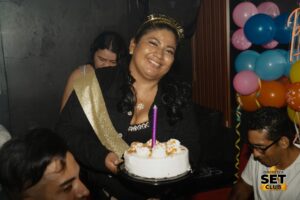 Celebra tu Cumpleaños a lo GRANDE en Set Club tu Discoteca en la Zona Rosa de Guayaquil Porque un año más se festeja con estilo, música, luces y la mejor farra de Guayaquil Descubre Set Club, la mejor Discoteca de Guayaquil. Disfruta de las Mejores Farras y un Ambiente Nocturno Inigualable en la Zona Rosa. ¡No te lo pierdas! Discotecas en Guayaquil Discoteca Set Club Guayaquil. La Mejor Discoteca de Guayaquil, Zona Rosa Turística Vive la experiencia única de Set Club en Guayaquil, Las mejores farras y un ambiente nocturno espectacular te esperan en la Zona Rosa. Únete a la fiesta. Este sábado y todos los viernes y sábados, la rumba sube de nivel en SET CLUB Prepárate para una noche llena de Flow, Reggaeton, Electrónica, Merengue, salsa, sabor y mucha fiesta No te pierdas Set Club en Guayaquil! La mejor discoteca del centro, con farras inolvidables y un ambiente nocturno que te hará bailar toda la noche. Y si estás de cumpleaños... ¡la celebración es toda tuya! Descubre la experiencia nocturna definitiva en tu Discoteca Set Club, en el corazón de la vida nocturna en Guayaquil. Las Mejores Farras