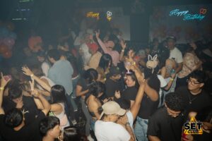 Celebra tu Cumpleaños a lo GRANDE en Set Club tu Discoteca en la Zona Rosa de Guayaquil Porque un año más se festeja con estilo, música, luces y la mejor farra de Guayaquil Descubre Set Club, la mejor Discoteca de Guayaquil. Disfruta de las Mejores Farras y un Ambiente Nocturno Inigualable en la Zona Rosa. ¡No te lo pierdas! Discotecas en Guayaquil Discoteca Set Club Guayaquil. La Mejor Discoteca de Guayaquil, Zona Rosa Turística Vive la experiencia única de Set Club en Guayaquil, Las mejores farras y un ambiente nocturno espectacular te esperan en la Zona Rosa. Únete a la fiesta. Este sábado y todos los viernes y sábados, la rumba sube de nivel en SET CLUB Prepárate para una noche llena de Flow, Reggaeton, Electrónica, Merengue, salsa, sabor y mucha fiesta No te pierdas Set Club en Guayaquil! La mejor discoteca del centro, con farras inolvidables y un ambiente nocturno que te hará bailar toda la noche. Y si estás de cumpleaños... ¡la celebración es toda tuya! Descubre la experiencia nocturna definitiva en tu Discoteca Set Club, en el corazón de la vida nocturna en Guayaquil. Las Mejores Farras