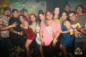 Celebra tu Cumpleaños a lo GRANDE en Set Club tu Discoteca en la Zona Rosa de Guayaquil Porque un año más se festeja con estilo, música, luces y la mejor farra de Guayaquil Descubre Set Club, la mejor Discoteca de Guayaquil. Disfruta de las Mejores Farras y un Ambiente Nocturno Inigualable en la Zona Rosa. ¡No te lo pierdas! Discotecas en Guayaquil Discoteca Set Club Guayaquil. La Mejor Discoteca de Guayaquil, Zona Rosa Turística Vive la experiencia única de Set Club en Guayaquil, Las mejores farras y un ambiente nocturno espectacular te esperan en la Zona Rosa. Únete a la fiesta. Este sábado y todos los viernes y sábados, la rumba sube de nivel en SET CLUB Prepárate para una noche llena de Flow, Reggaeton, Electrónica, Merengue, salsa, sabor y mucha fiesta No te pierdas Set Club en Guayaquil! La mejor discoteca del centro, con farras inolvidables y un ambiente nocturno que te hará bailar toda la noche. Y si estás de cumpleaños... ¡la celebración es toda tuya! Descubre la experiencia nocturna definitiva en tu Discoteca Set Club, en el corazón de la vida nocturna en Guayaquil. Las Mejores Farras