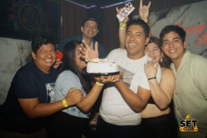 Celebra tu Cumpleaños a lo GRANDE en Set Club tu Discoteca en la Zona Rosa de Guayaquil Porque un año más se festeja con estilo, música, luces y la mejor farra de Guayaquil Descubre Set Club, la mejor Discoteca de Guayaquil. Disfruta de las Mejores Farras y un Ambiente Nocturno Inigualable en la Zona Rosa. ¡No te lo pierdas! Discotecas en Guayaquil Discoteca Set Club Guayaquil. La Mejor Discoteca de Guayaquil, Zona Rosa Turística Vive la experiencia única de Set Club en Guayaquil, Las mejores farras y un ambiente nocturno espectacular te esperan en la Zona Rosa. Únete a la fiesta. Este sábado y todos los viernes y sábados, la rumba sube de nivel en SET CLUB Prepárate para una noche llena de Flow, Reggaeton, Electrónica, Merengue, salsa, sabor y mucha fiesta No te pierdas Set Club en Guayaquil! La mejor discoteca del centro, con farras inolvidables y un ambiente nocturno que te hará bailar toda la noche. Y si estás de cumpleaños... ¡la celebración es toda tuya! Descubre la experiencia nocturna definitiva en tu Discoteca Set Club, en el corazón de la vida nocturna en Guayaquil. Las Mejores Farras