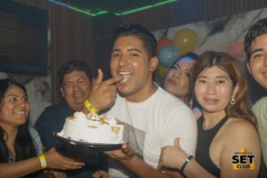 Celebra tu Cumpleaños a lo GRANDE en Set Club tu Discoteca en la Zona Rosa de Guayaquil Porque un año más se festeja con estilo, música, luces y la mejor farra de Guayaquil Descubre Set Club, la mejor Discoteca de Guayaquil. Disfruta de las Mejores Farras y un Ambiente Nocturno Inigualable en la Zona Rosa. ¡No te lo pierdas! Discotecas en Guayaquil Discoteca Set Club Guayaquil. La Mejor Discoteca de Guayaquil, Zona Rosa Turística Vive la experiencia única de Set Club en Guayaquil, Las mejores farras y un ambiente nocturno espectacular te esperan en la Zona Rosa. Únete a la fiesta. Este sábado y todos los viernes y sábados, la rumba sube de nivel en SET CLUB Prepárate para una noche llena de Flow, Reggaeton, Electrónica, Merengue, salsa, sabor y mucha fiesta No te pierdas Set Club en Guayaquil! La mejor discoteca del centro, con farras inolvidables y un ambiente nocturno que te hará bailar toda la noche. Y si estás de cumpleaños... ¡la celebración es toda tuya! Descubre la experiencia nocturna definitiva en tu Discoteca Set Club, en el corazón de la vida nocturna en Guayaquil. Las Mejores Farras