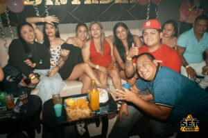 Celebra tu Cumpleaños a lo GRANDE en Set Club tu Discoteca en la Zona Rosa de Guayaquil Porque un año más se festeja con estilo, música, luces y la mejor farra de Guayaquil Descubre Set Club, la mejor Discoteca de Guayaquil. Disfruta de las Mejores Farras y un Ambiente Nocturno Inigualable en la Zona Rosa. ¡No te lo pierdas! Discotecas en Guayaquil Discoteca Set Club Guayaquil. La Mejor Discoteca de Guayaquil, Zona Rosa Turística Vive la experiencia única de Set Club en Guayaquil, Las mejores farras y un ambiente nocturno espectacular te esperan en la Zona Rosa. Únete a la fiesta. Este sábado y todos los viernes y sábados, la rumba sube de nivel en SET CLUB Prepárate para una noche llena de Flow, Reggaeton, Electrónica, Merengue, salsa, sabor y mucha fiesta No te pierdas Set Club en Guayaquil! La mejor discoteca del centro, con farras inolvidables y un ambiente nocturno que te hará bailar toda la noche. Y si estás de cumpleaños... ¡la celebración es toda tuya! Descubre la experiencia nocturna definitiva en tu Discoteca Set Club, en el corazón de la vida nocturna en Guayaquil. Las Mejores Farras