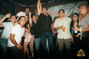 Celebra tu Cumpleaños a lo GRANDE en Set Club tu Discoteca en la Zona Rosa de Guayaquil Porque un año más se festeja con estilo, música, luces y la mejor farra de Guayaquil Descubre Set Club, la mejor Discoteca de Guayaquil. Disfruta de las Mejores Farras y un Ambiente Nocturno Inigualable en la Zona Rosa. ¡No te lo pierdas! Discotecas en Guayaquil Discoteca Set Club Guayaquil. La Mejor Discoteca de Guayaquil, Zona Rosa Turística Vive la experiencia única de Set Club en Guayaquil, Las mejores farras y un ambiente nocturno espectacular te esperan en la Zona Rosa. Únete a la fiesta. Este sábado y todos los viernes y sábados, la rumba sube de nivel en SET CLUB Prepárate para una noche llena de Flow, Reggaeton, Electrónica, Merengue, salsa, sabor y mucha fiesta No te pierdas Set Club en Guayaquil! La mejor discoteca del centro, con farras inolvidables y un ambiente nocturno que te hará bailar toda la noche. Y si estás de cumpleaños... ¡la celebración es toda tuya! Descubre la experiencia nocturna definitiva en tu Discoteca Set Club, en el corazón de la vida nocturna en Guayaquil. Las Mejores Farras