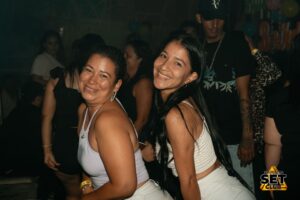 Celebra tu Cumpleaños a lo GRANDE en Set Club tu Discoteca en la Zona Rosa de Guayaquil Porque un año más se festeja con estilo, música, luces y la mejor farra de Guayaquil Descubre Set Club, la mejor Discoteca de Guayaquil. Disfruta de las Mejores Farras y un Ambiente Nocturno Inigualable en la Zona Rosa. ¡No te lo pierdas! Discotecas en Guayaquil Discoteca Set Club Guayaquil. La Mejor Discoteca de Guayaquil, Zona Rosa Turística Vive la experiencia única de Set Club en Guayaquil, Las mejores farras y un ambiente nocturno espectacular te esperan en la Zona Rosa. Únete a la fiesta. Este sábado y todos los viernes y sábados, la rumba sube de nivel en SET CLUB Prepárate para una noche llena de Flow, Reggaeton, Electrónica, Merengue, salsa, sabor y mucha fiesta No te pierdas Set Club en Guayaquil! La mejor discoteca del centro, con farras inolvidables y un ambiente nocturno que te hará bailar toda la noche. Y si estás de cumpleaños... ¡la celebración es toda tuya! Descubre la experiencia nocturna definitiva en tu Discoteca Set Club, en el corazón de la vida nocturna en Guayaquil. Las Mejores Farras