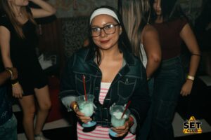 Celebra tu Cumpleaños a lo GRANDE en Set Club tu Discoteca en la Zona Rosa de Guayaquil Porque un año más se festeja con estilo, música, luces y la mejor farra de Guayaquil Descubre Set Club, la mejor Discoteca de Guayaquil. Disfruta de las Mejores Farras y un Ambiente Nocturno Inigualable en la Zona Rosa. ¡No te lo pierdas! Discotecas en Guayaquil Discoteca Set Club Guayaquil. La Mejor Discoteca de Guayaquil, Zona Rosa Turística Vive la experiencia única de Set Club en Guayaquil, Las mejores farras y un ambiente nocturno espectacular te esperan en la Zona Rosa. Únete a la fiesta. Este sábado y todos los viernes y sábados, la rumba sube de nivel en SET CLUB Prepárate para una noche llena de Flow, Reggaeton, Electrónica, Merengue, salsa, sabor y mucha fiesta No te pierdas Set Club en Guayaquil! La mejor discoteca del centro, con farras inolvidables y un ambiente nocturno que te hará bailar toda la noche. Y si estás de cumpleaños... ¡la celebración es toda tuya! Descubre la experiencia nocturna definitiva en tu Discoteca Set Club, en el corazón de la vida nocturna en Guayaquil. Las Mejores Farras