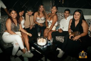 Celebra tu Cumpleaños a lo GRANDE en Set Club tu Discoteca en la Zona Rosa de Guayaquil Porque un año más se festeja con estilo, música, luces y la mejor farra de Guayaquil Descubre Set Club, la mejor Discoteca de Guayaquil. Disfruta de las Mejores Farras y un Ambiente Nocturno Inigualable en la Zona Rosa. ¡No te lo pierdas! Discotecas en Guayaquil Discoteca Set Club Guayaquil. La Mejor Discoteca de Guayaquil, Zona Rosa Turística Vive la experiencia única de Set Club en Guayaquil, Las mejores farras y un ambiente nocturno espectacular te esperan en la Zona Rosa. Únete a la fiesta. Este sábado y todos los viernes y sábados, la rumba sube de nivel en SET CLUB Prepárate para una noche llena de Flow, Reggaeton, Electrónica, Merengue, salsa, sabor y mucha fiesta No te pierdas Set Club en Guayaquil! La mejor discoteca del centro, con farras inolvidables y un ambiente nocturno que te hará bailar toda la noche. Y si estás de cumpleaños... ¡la celebración es toda tuya! Descubre la experiencia nocturna definitiva en tu Discoteca Set Club, en el corazón de la vida nocturna en Guayaquil. Las Mejores Farras
