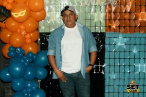 Celebra tu Cumpleaños a lo GRANDE en Set Club tu Discoteca en la Zona Rosa de Guayaquil Porque un año más se festeja con estilo, música, luces y la mejor farra de Guayaquil Descubre Set Club, la mejor Discoteca de Guayaquil. Disfruta de las Mejores Farras y un Ambiente Nocturno Inigualable en la Zona Rosa. ¡No te lo pierdas! Discotecas en Guayaquil Discoteca Set Club Guayaquil. La Mejor Discoteca de Guayaquil, Zona Rosa Turística Vive la experiencia única de Set Club en Guayaquil, Las mejores farras y un ambiente nocturno espectacular te esperan en la Zona Rosa. Únete a la fiesta. Este sábado y todos los viernes y sábados, la rumba sube de nivel en SET CLUB Prepárate para una noche llena de Flow, Reggaeton, Electrónica, Merengue, salsa, sabor y mucha fiesta No te pierdas Set Club en Guayaquil! La mejor discoteca del centro, con farras inolvidables y un ambiente nocturno que te hará bailar toda la noche. Y si estás de cumpleaños... ¡la celebración es toda tuya! Descubre la experiencia nocturna definitiva en tu Discoteca Set Club, en el corazón de la vida nocturna en Guayaquil. Las Mejores Farras