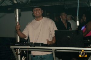 Celebra tu Cumpleaños a lo GRANDE en Set Club tu Discoteca en la Zona Rosa de Guayaquil Porque un año más se festeja con estilo, música, luces y la mejor farra de Guayaquil Descubre Set Club, la mejor Discoteca de Guayaquil. Disfruta de las Mejores Farras y un Ambiente Nocturno Inigualable en la Zona Rosa. ¡No te lo pierdas! Discotecas en Guayaquil Discoteca Set Club Guayaquil. La Mejor Discoteca de Guayaquil, Zona Rosa Turística Vive la experiencia única de Set Club en Guayaquil, Las mejores farras y un ambiente nocturno espectacular te esperan en la Zona Rosa. Únete a la fiesta. Este sábado y todos los viernes y sábados, la rumba sube de nivel en SET CLUB Prepárate para una noche llena de Flow, Reggaeton, Electrónica, Merengue, salsa, sabor y mucha fiesta No te pierdas Set Club en Guayaquil! La mejor discoteca del centro, con farras inolvidables y un ambiente nocturno que te hará bailar toda la noche. Y si estás de cumpleaños... ¡la celebración es toda tuya! Descubre la experiencia nocturna definitiva en tu Discoteca Set Club, en el corazón de la vida nocturna en Guayaquil. Las Mejores Farras