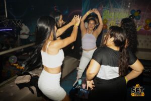 Celebra tu Cumpleaños a lo GRANDE en Set Club tu Discoteca en la Zona Rosa de Guayaquil Porque un año más se festeja con estilo, música, luces y la mejor farra de Guayaquil Descubre Set Club, la mejor Discoteca de Guayaquil. Disfruta de las Mejores Farras y un Ambiente Nocturno Inigualable en la Zona Rosa. ¡No te lo pierdas! Discotecas en Guayaquil Discoteca Set Club Guayaquil. La Mejor Discoteca de Guayaquil, Zona Rosa Turística Vive la experiencia única de Set Club en Guayaquil, Las mejores farras y un ambiente nocturno espectacular te esperan en la Zona Rosa. Únete a la fiesta. Este sábado y todos los viernes y sábados, la rumba sube de nivel en SET CLUB Prepárate para una noche llena de Flow, Reggaeton, Electrónica, Merengue, salsa, sabor y mucha fiesta No te pierdas Set Club en Guayaquil! La mejor discoteca del centro, con farras inolvidables y un ambiente nocturno que te hará bailar toda la noche. Y si estás de cumpleaños... ¡la celebración es toda tuya! Descubre la experiencia nocturna definitiva en tu Discoteca Set Club, en el corazón de la vida nocturna en Guayaquil. Las Mejores Farras