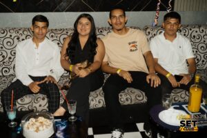 Celebra tu Cumpleaños a lo GRANDE en Set Club tu Discoteca en la Zona Rosa de Guayaquil Porque un año más se festeja con estilo, música, luces y la mejor farra de Guayaquil Descubre Set Club, la mejor Discoteca de Guayaquil. Disfruta de las Mejores Farras y un Ambiente Nocturno Inigualable en la Zona Rosa. ¡No te lo pierdas! Discotecas en Guayaquil Discoteca Set Club Guayaquil. La Mejor Discoteca de Guayaquil, Zona Rosa Turística Vive la experiencia única de Set Club en Guayaquil, Las mejores farras y un ambiente nocturno espectacular te esperan en la Zona Rosa. Únete a la fiesta. Este sábado y todos los viernes y sábados, la rumba sube de nivel en SET CLUB Prepárate para una noche llena de Flow, Reggaeton, Electrónica, Merengue, salsa, sabor y mucha fiesta No te pierdas Set Club en Guayaquil! La mejor discoteca del centro, con farras inolvidables y un ambiente nocturno que te hará bailar toda la noche. Y si estás de cumpleaños... ¡la celebración es toda tuya! Descubre la experiencia nocturna definitiva en tu Discoteca Set Club, en el corazón de la vida nocturna en Guayaquil. Las Mejores Farras