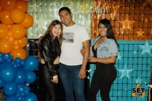 Celebra tu Cumpleaños a lo GRANDE en Set Club tu Discoteca en la Zona Rosa de Guayaquil Porque un año más se festeja con estilo, música, luces y la mejor farra de Guayaquil Descubre Set Club, la mejor Discoteca de Guayaquil. Disfruta de las Mejores Farras y un Ambiente Nocturno Inigualable en la Zona Rosa. ¡No te lo pierdas! Discotecas en Guayaquil Discoteca Set Club Guayaquil. La Mejor Discoteca de Guayaquil, Zona Rosa Turística Vive la experiencia única de Set Club en Guayaquil, Las mejores farras y un ambiente nocturno espectacular te esperan en la Zona Rosa. Únete a la fiesta. Este sábado y todos los viernes y sábados, la rumba sube de nivel en SET CLUB Prepárate para una noche llena de Flow, Reggaeton, Electrónica, Merengue, salsa, sabor y mucha fiesta No te pierdas Set Club en Guayaquil! La mejor discoteca del centro, con farras inolvidables y un ambiente nocturno que te hará bailar toda la noche. Y si estás de cumpleaños... ¡la celebración es toda tuya! Descubre la experiencia nocturna definitiva en tu Discoteca Set Club, en el corazón de la vida nocturna en Guayaquil. Las Mejores Farras