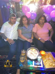 Celebra tu Cumpleaños a lo GRANDE en Set Club tu Discoteca en la Zona Rosa de Guayaquil Porque un año más se festeja con estilo, música, luces y la mejor farra de Guayaquil Descubre Set Club, la mejor Discoteca de Guayaquil. Disfruta de las Mejores Farras y un Ambiente Nocturno Inigualable en la Zona Rosa. ¡No te lo pierdas! Discotecas en Guayaquil Discoteca Set Club Guayaquil. La Mejor Discoteca de Guayaquil, Zona Rosa Turística Vive la experiencia única de Set Club en Guayaquil, Las mejores farras y un ambiente nocturno espectacular te esperan en la Zona Rosa. Únete a la fiesta. Este sábado y todos los viernes y sábados, la rumba sube de nivel en SET CLUB Prepárate para una noche llena de Flow, Reggaeton, Electrónica, Merengue, salsa, sabor y mucha fiesta No te pierdas Set Club en Guayaquil! La mejor discoteca del centro, con farras inolvidables y un ambiente nocturno que te hará bailar toda la noche. Y si estás de cumpleaños... ¡la celebración es toda tuya! Descubre la experiencia nocturna definitiva en tu Discoteca Set Club, en el corazón de la vida nocturna en Guayaquil. Las Mejores Farras